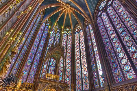 La Sainte Chapelle! Un Ejemplo Sublime de Vitral y Goticismo Radiante!