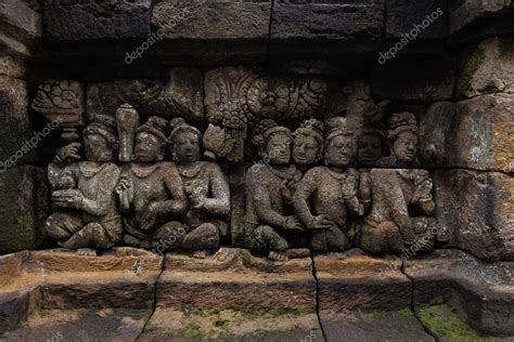 “El relieve de Samantabhadra en Borobudur: Una visión del universo budista y una explosión de detalle escultórico”