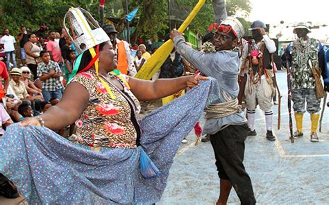 La Danza del Espíritu - Una explosión de color y simbolismo en la obra maestra de Sastroamidjojo